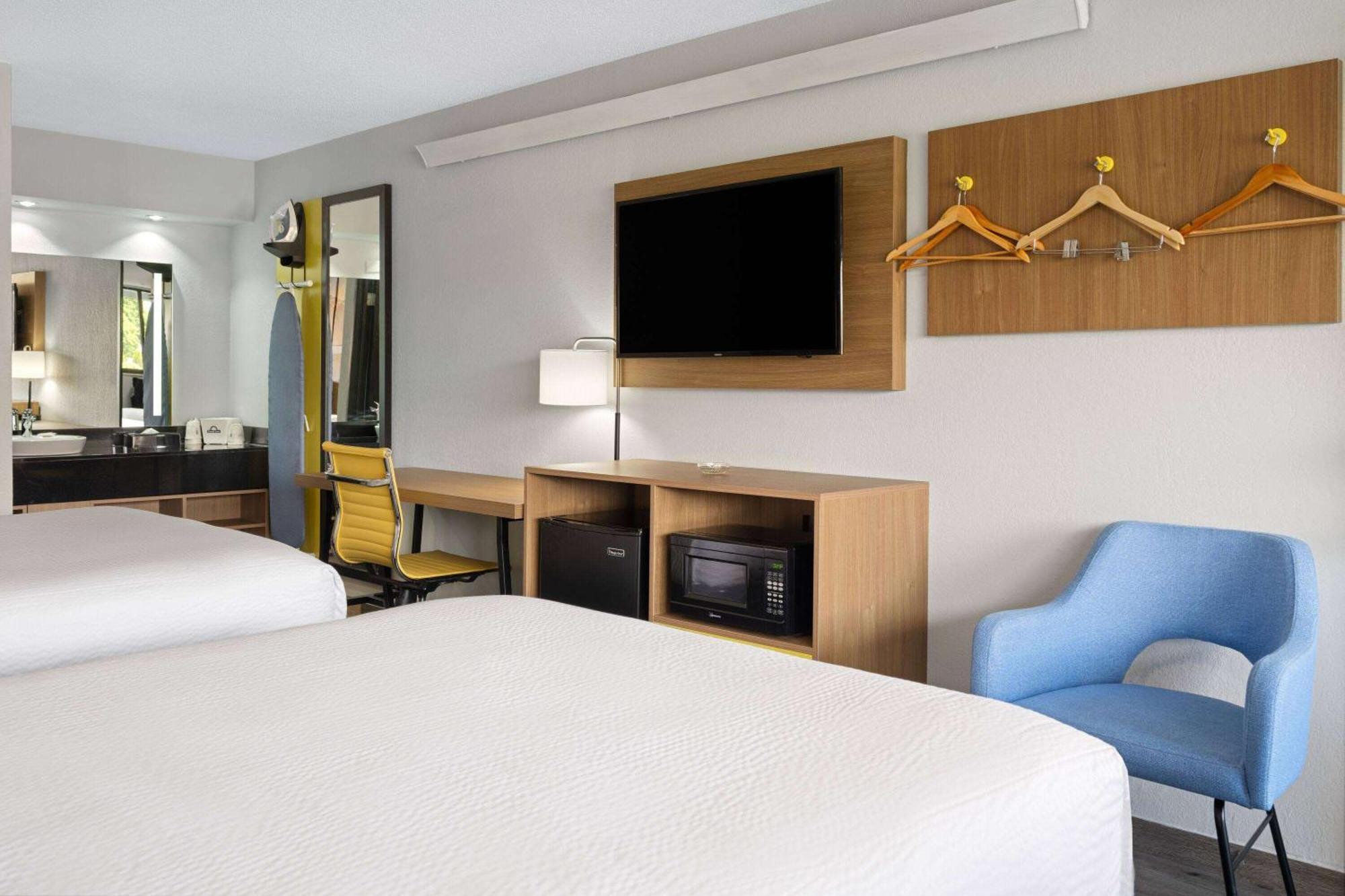 Days Inn By Wyndham Columbus Worthington エクステリア 写真