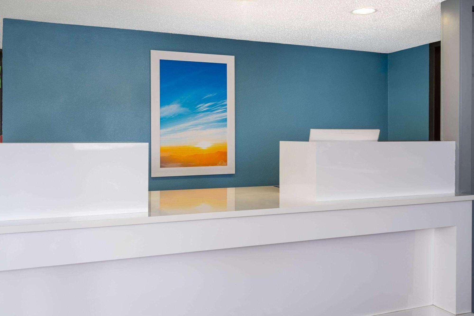 Days Inn By Wyndham Columbus Worthington エクステリア 写真