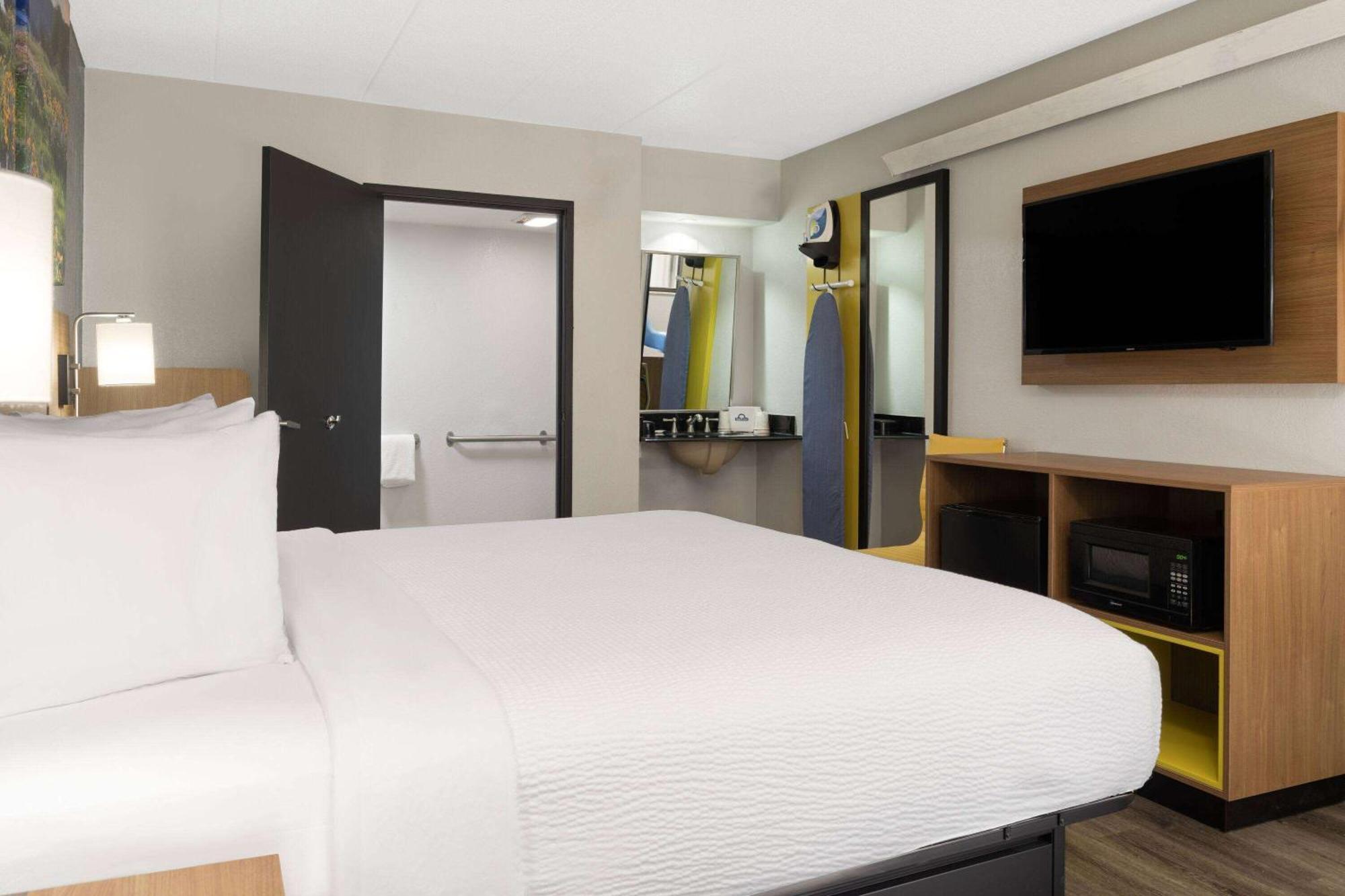 Days Inn By Wyndham Columbus Worthington エクステリア 写真