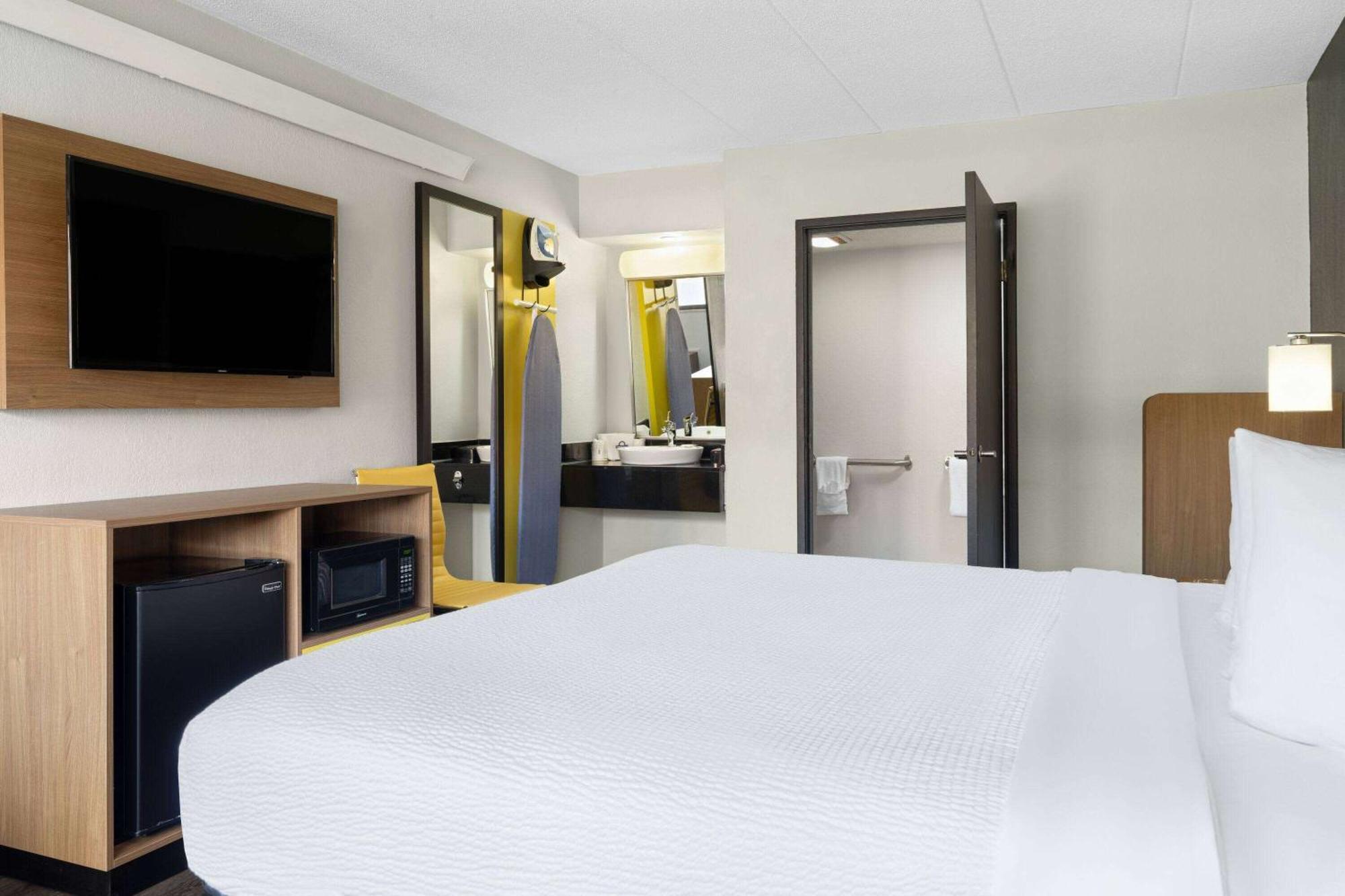 Days Inn By Wyndham Columbus Worthington エクステリア 写真